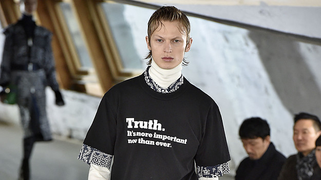 sacai fw 2018 nyt black tee runway