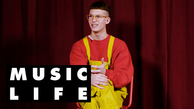 gus dapperton snacking