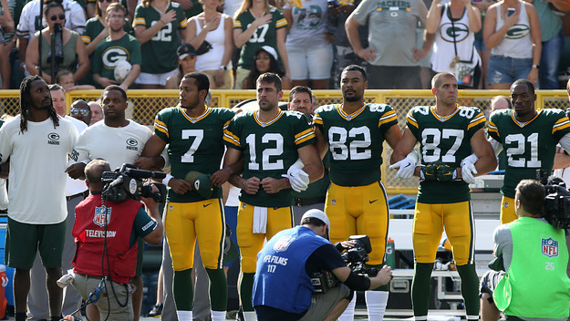 Aaron Rodgers links arms during anthem