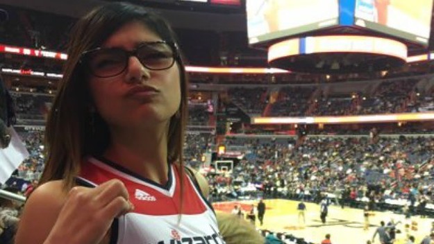 Mia Khalifa hangs out at a Wizards game.