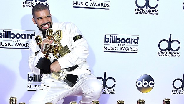 Drake poses at the 2017 Billboard Music Awards