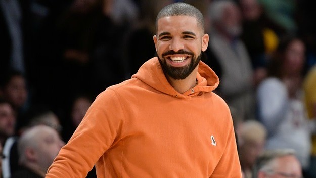 Drake smiles at a Lakers game.