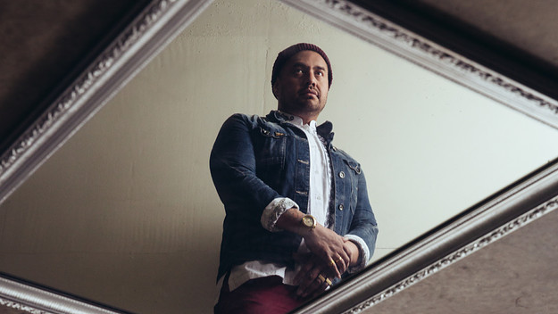 Hau in a mirror.