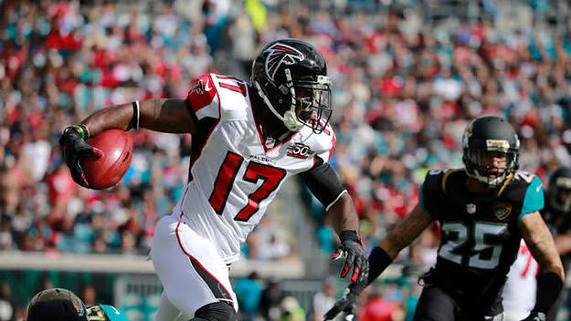 Devin Hester carries the ball in a 2015 game against the Jacksonville Jaguars.