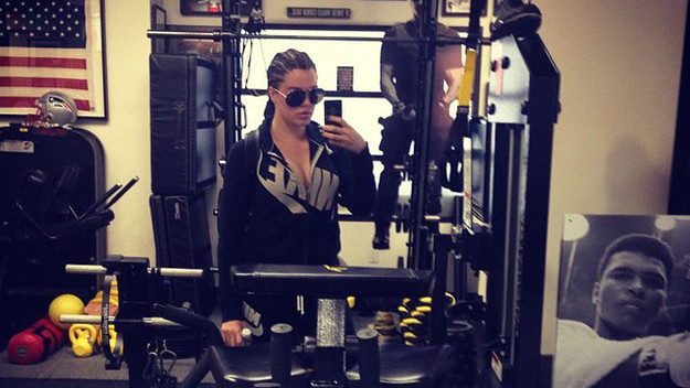Khloe gym selfie