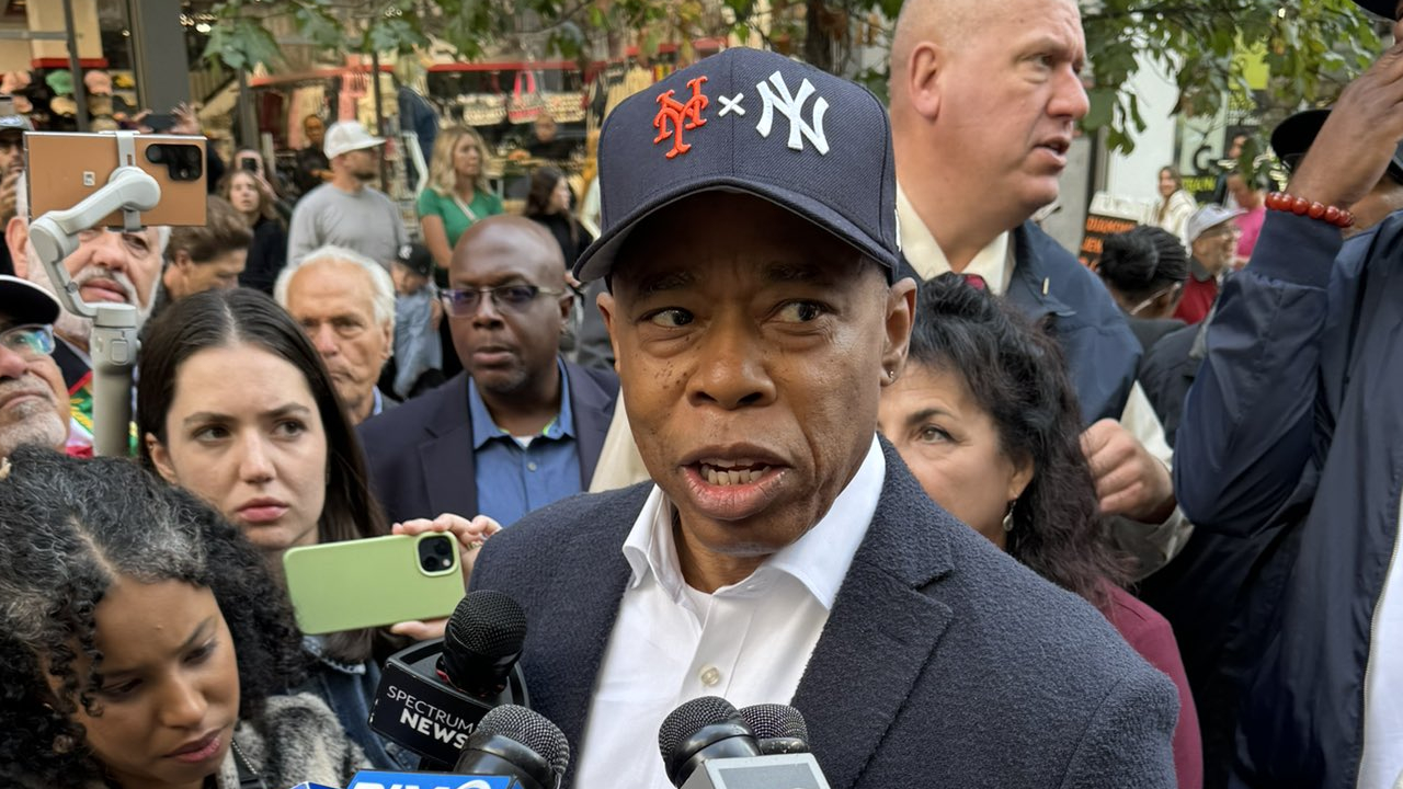 New York City mayor Eric Adams wearing Mets and Yankees hat.