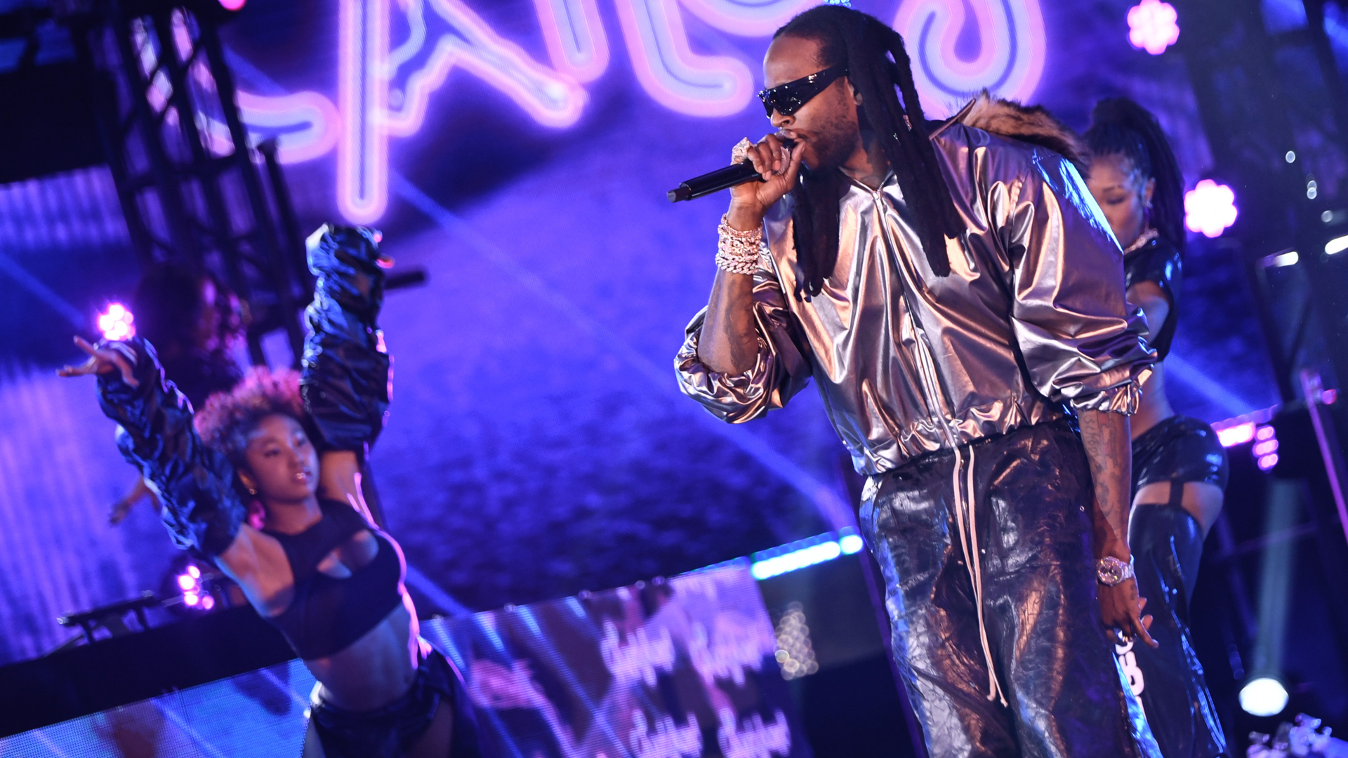 2 chainz performs