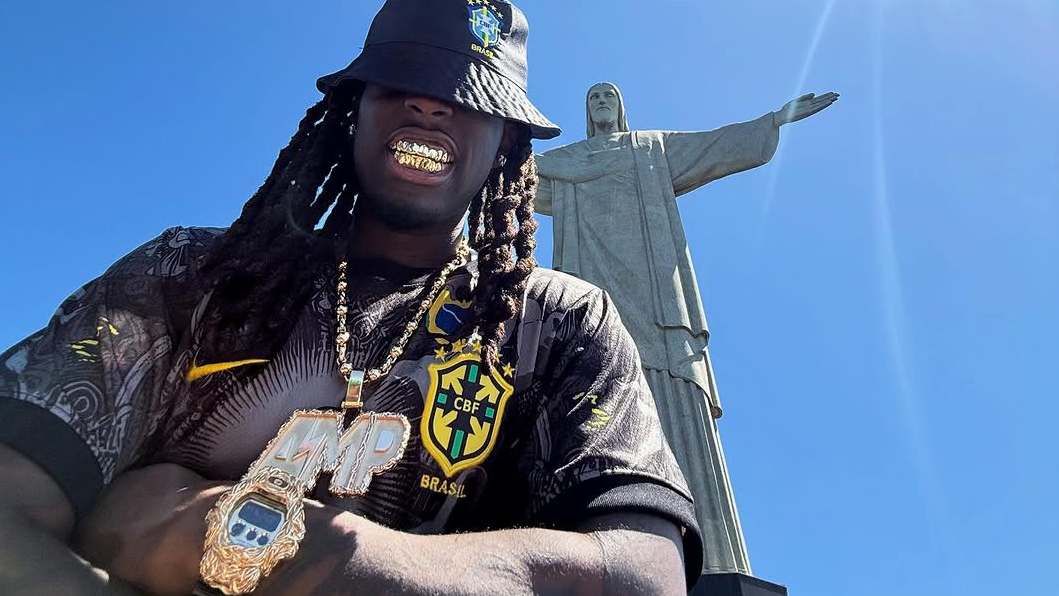 Kai Cenat's gold jewelry in Brazil.