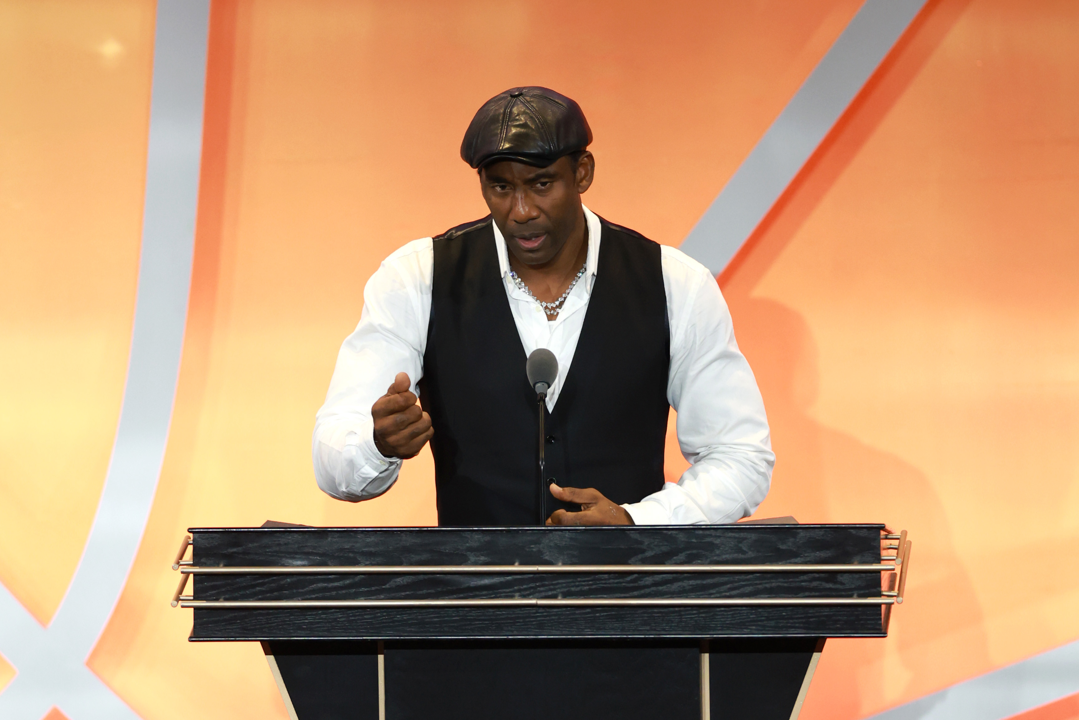 Amare's Stoudemire gives a speech during his induction to the Basketball Hall of Fame.