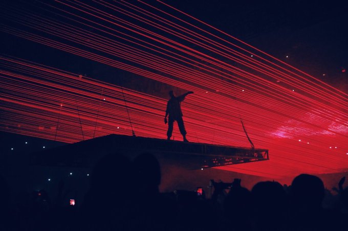 Kanye West Perfoms