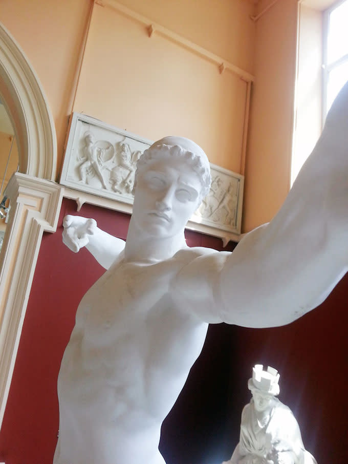 Statues Pose for Selfies in Reddit Photo Series Complex