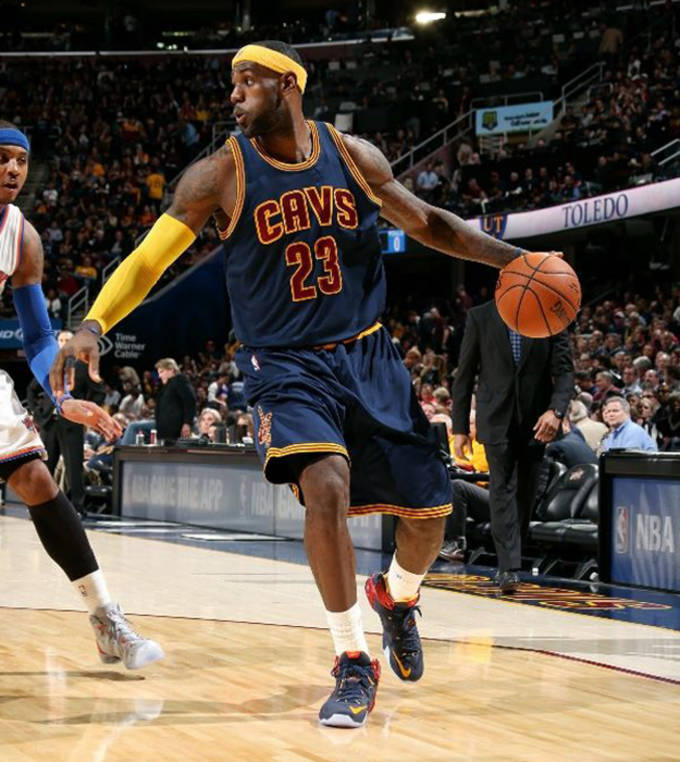 what shoes is lebron wearing in tonight's game