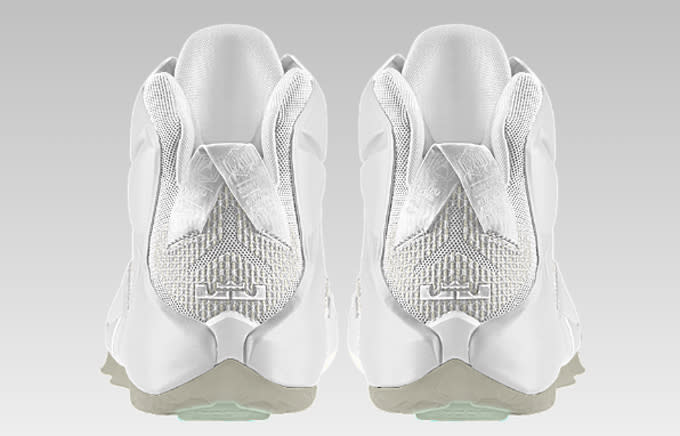 john elliott lebron on feet