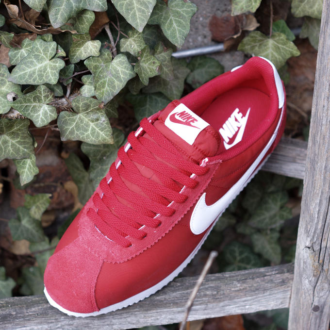 gym red nike cortez