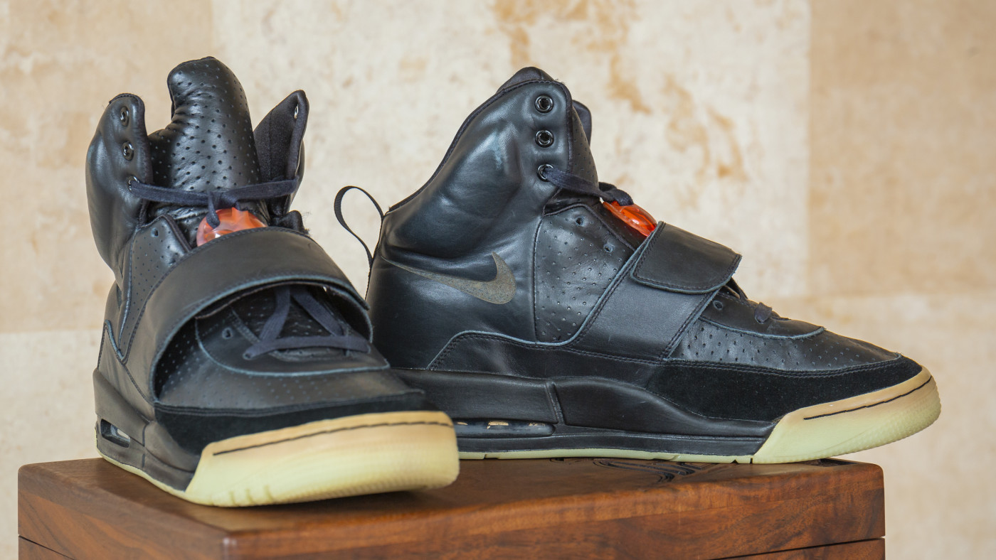 colisión Por cierto tenaz Nike Air Yeezy Worn by Kanye Sold for $1.8 Million to Sneaker Investing App  | Complex