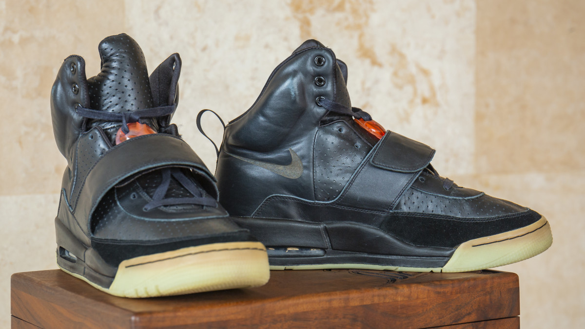 Circo creer éxito Nike Air Yeezy Worn by Kanye Sold for $1.8 Million to Sneaker Investing App  | Complex