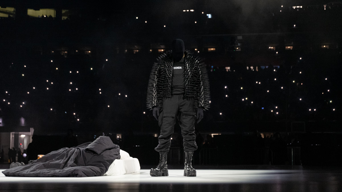 Kanye West S Revamped Donda Live Performance Review Complex [ 675 x 1200 Pixel ]