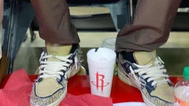 dunk travis scott on feet