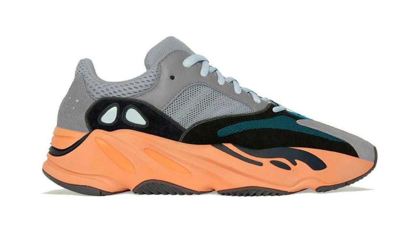 Modelo lateral Adidas Yeezy Boost 700 'Laranja Quente'