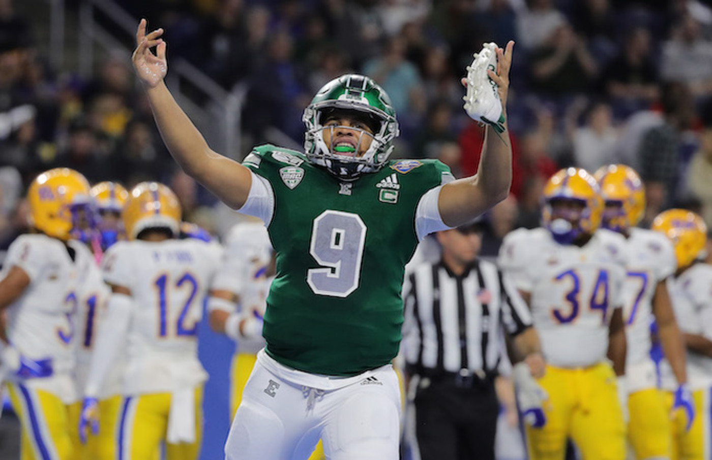 Eastern Michigan Qb Mike Glass Iii Ejected After He Hit Referee