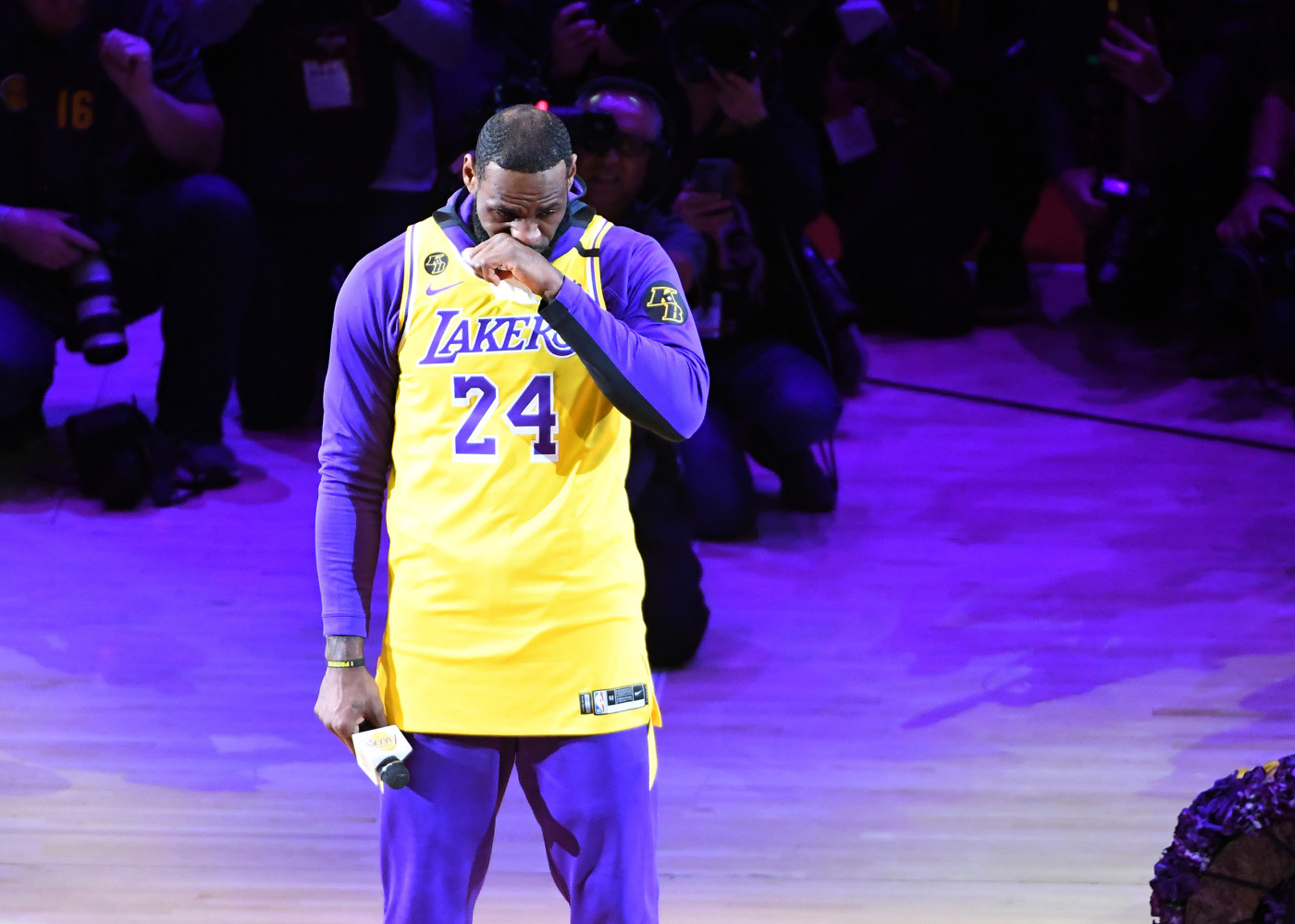 lebron wearing kobe jersey