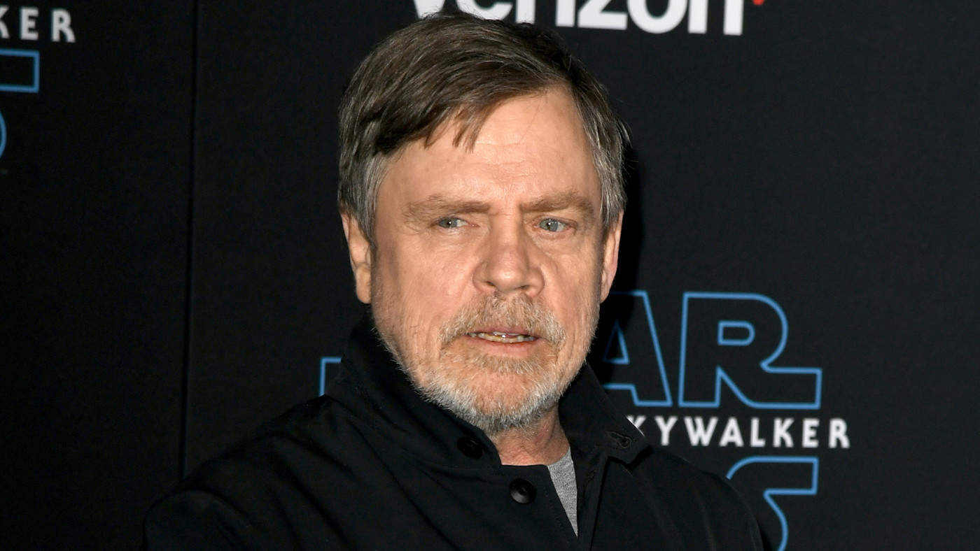 Star Wars Fans Are Loving Mark Hamill S Playful Mandalorian Tweet Complex