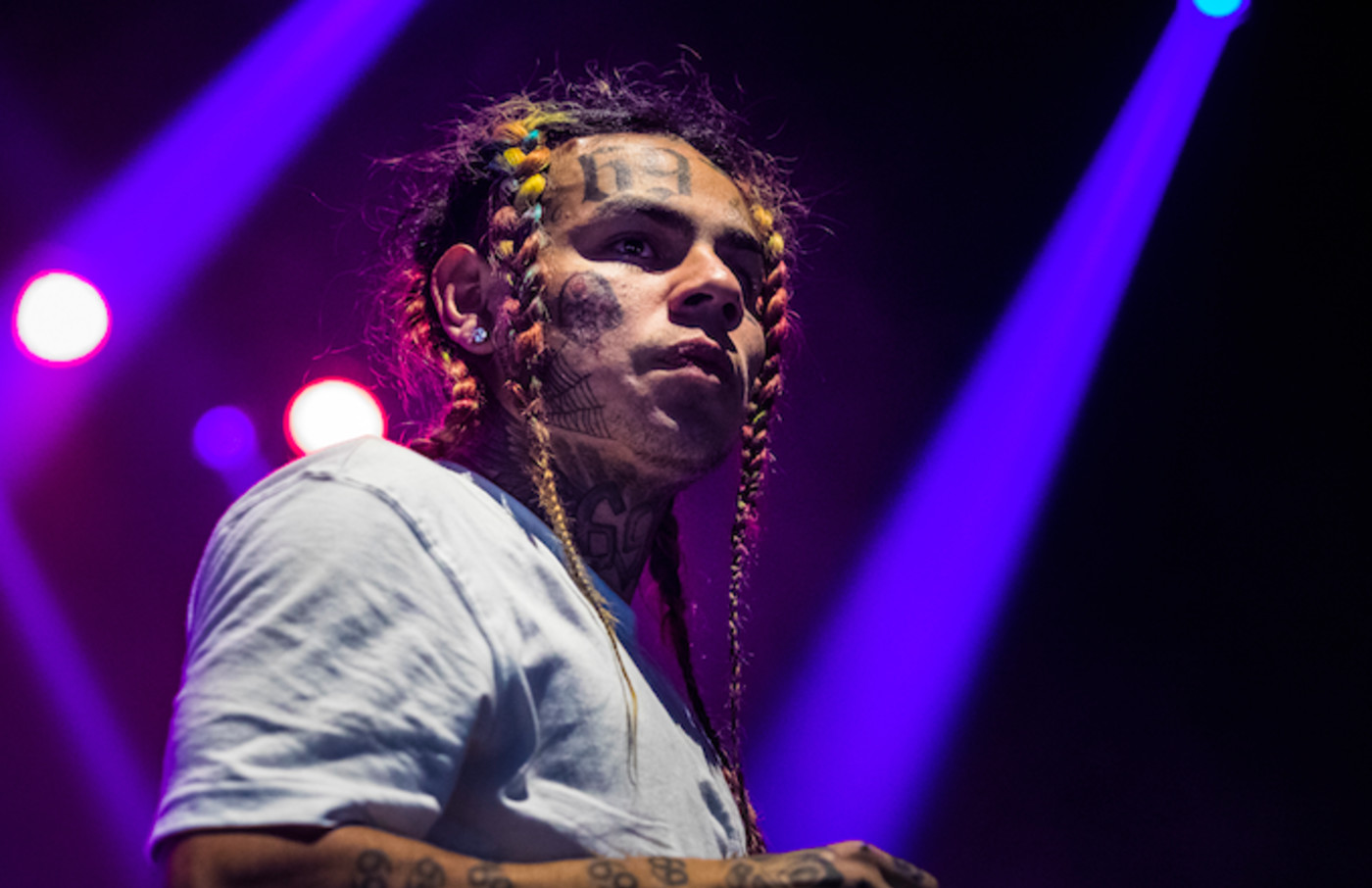 A Discrepancy May Lead To Tekashi 6ix9ine S Dummy Boy Bumping Travis Scott S Astroworld Out Of No 1 Spot Complex