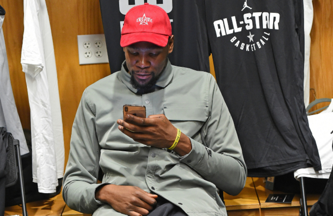kevin durant on phone