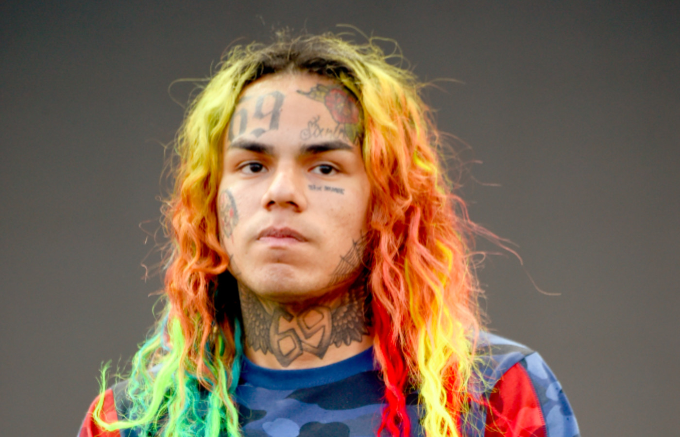 6ix9ine S Girlfriend And Mother Of Daughter Trade Shots On