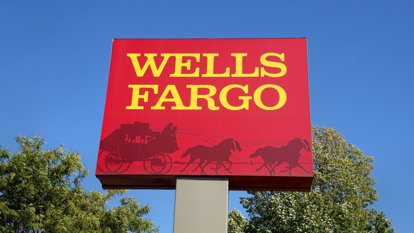 Police Respond To Hostage Situation At Minnesota Wells Fargo Bank Complex
