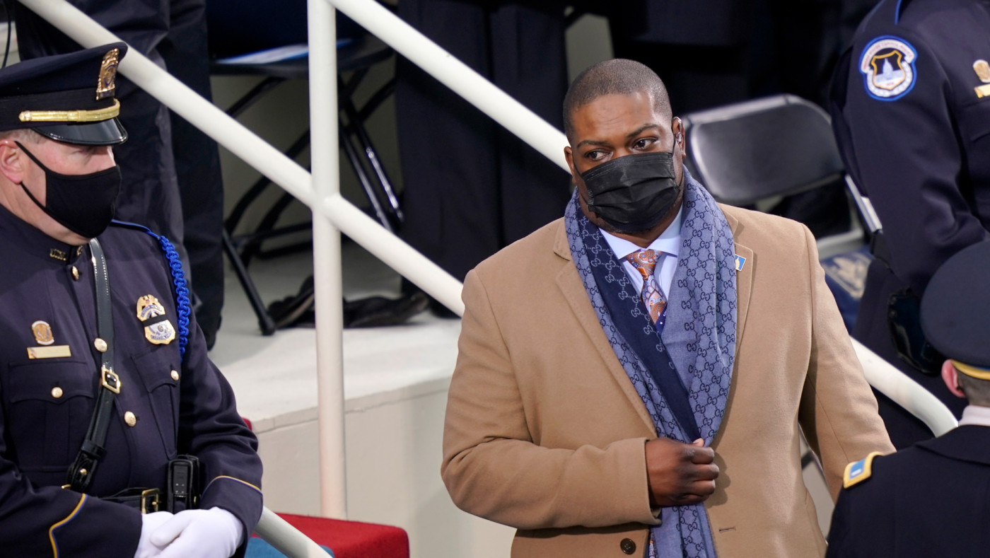 Officer Who Held Back Maga Mob Escorted Kamala Harris At Inauguration Complex