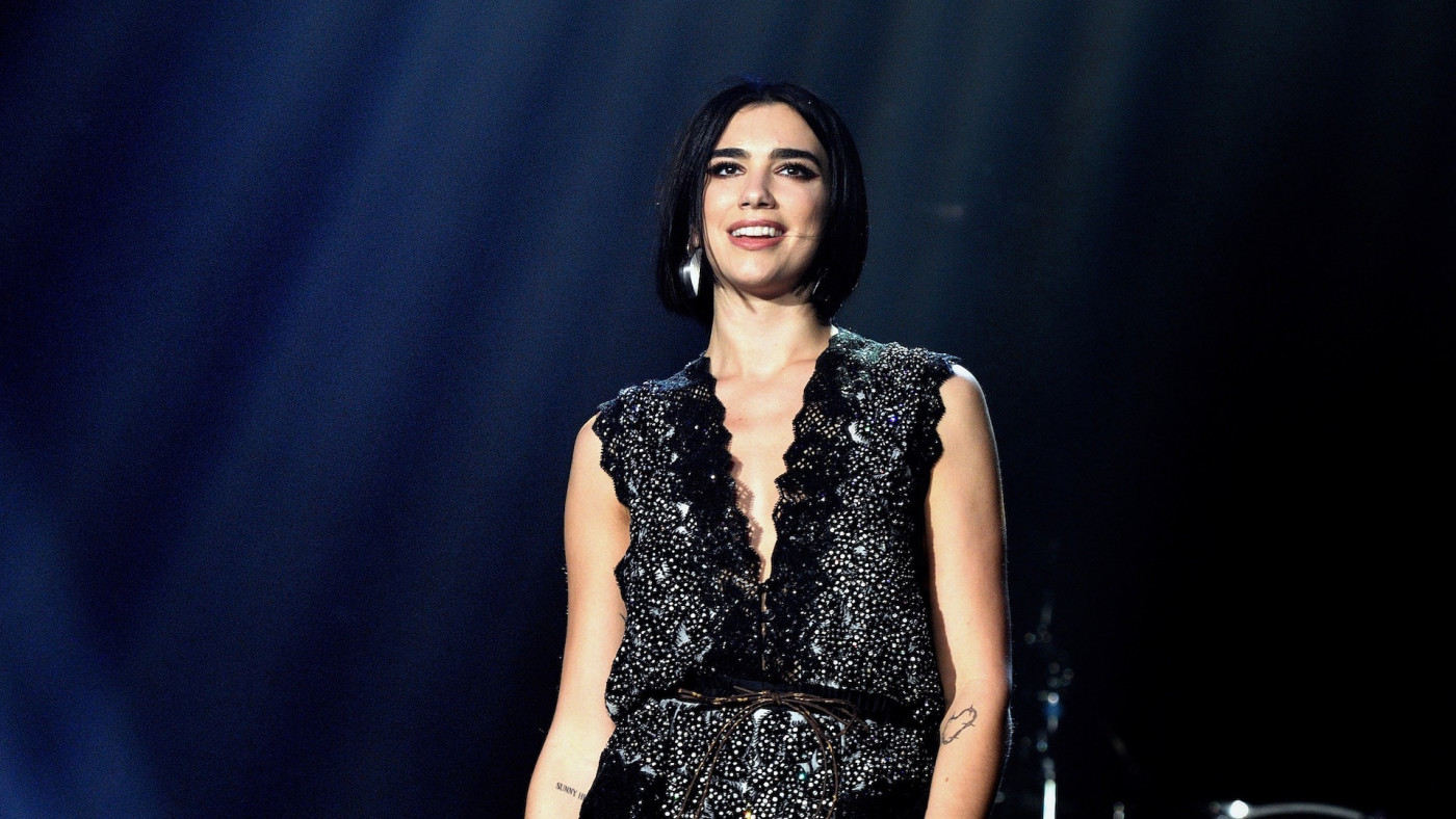 Watch Dua Lipa Perform Don T Start Now And Levitating On Snl Complex Dua lipa was the musical guest on saturday night live last night (december 19), where she performed don't start now and levitating. this week's episode of snl was hosted by former cast member kristen wiig;