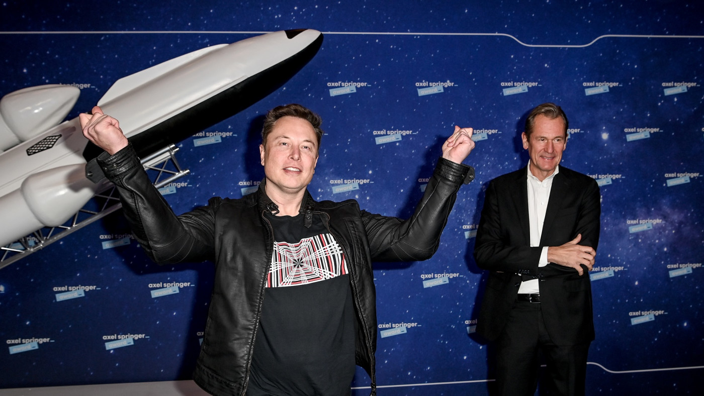 Elon Musk Thinks SpaceX Will Get Humans to Mars Within the Next Six Years | Complex