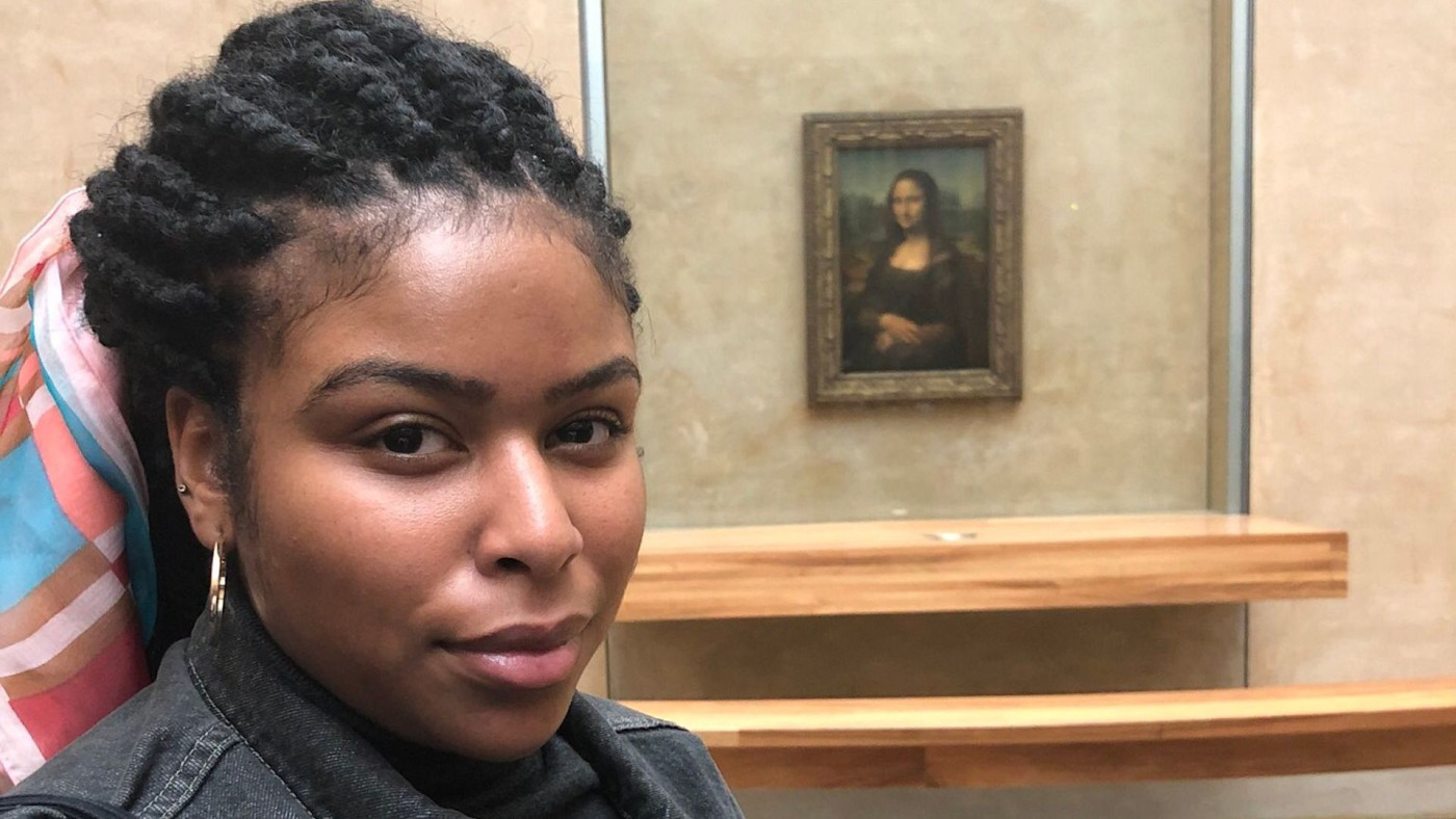 Black Girls In Front Of The Mona Lisa Tweet Being Auctioned Off As Nft Complex