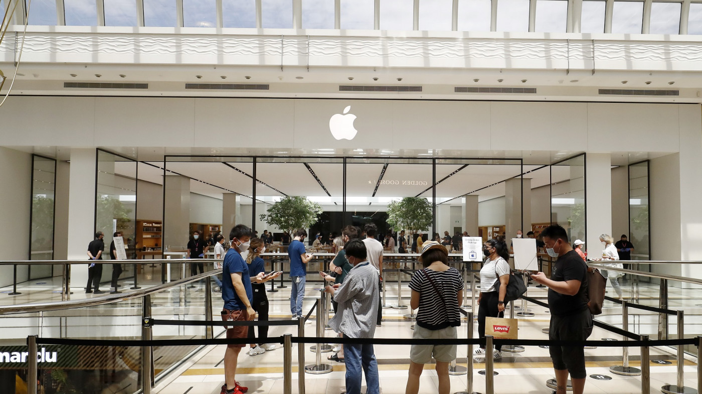 Apple To Pay 113 Million Settlement Over Claims It Slowed Down Iphones Complex