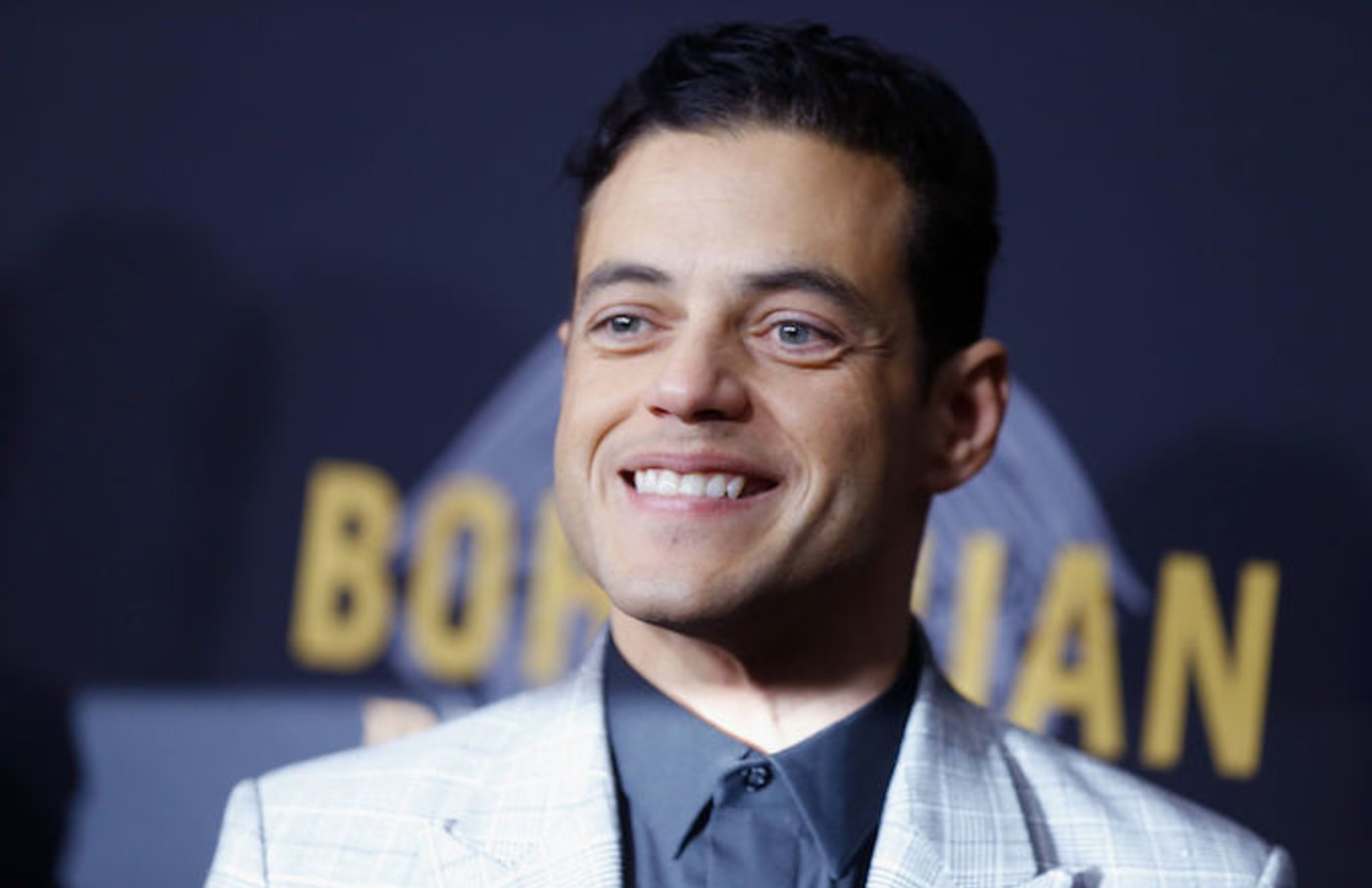 Rami Malek Is Totally Fine With All Those Memes Of Him Rejecting A Fan Complex