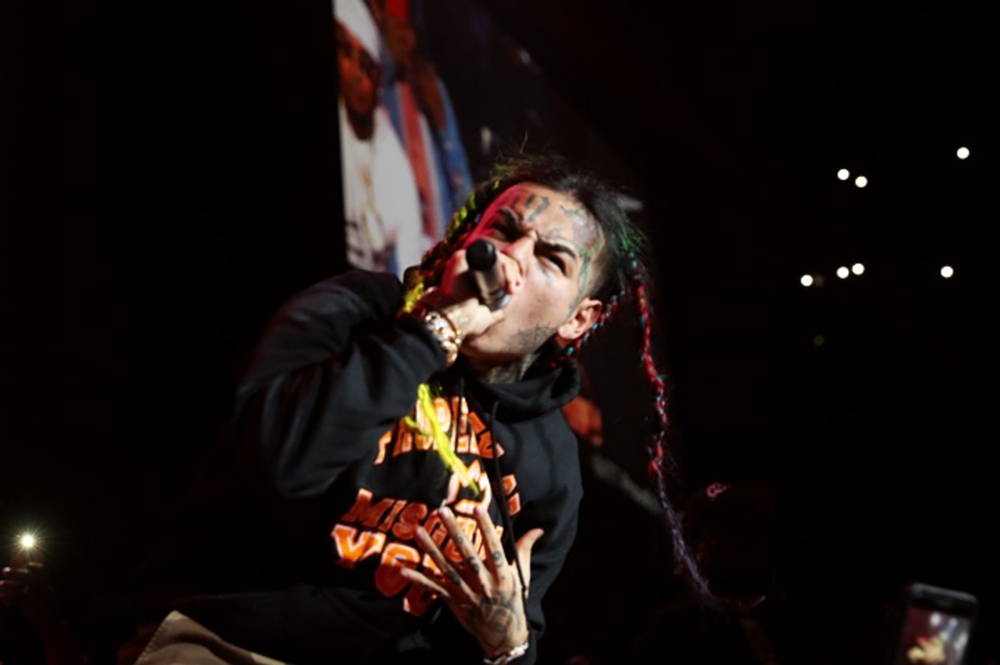 Tekashi 6ix9ine S Girlfriend Gets Rapper S Face Tattooed On Her