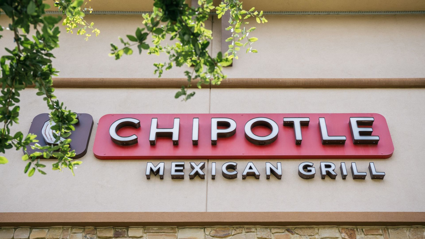 Footage Shows Philly Woman Pull Gun on Chipotle Worker | Complex
