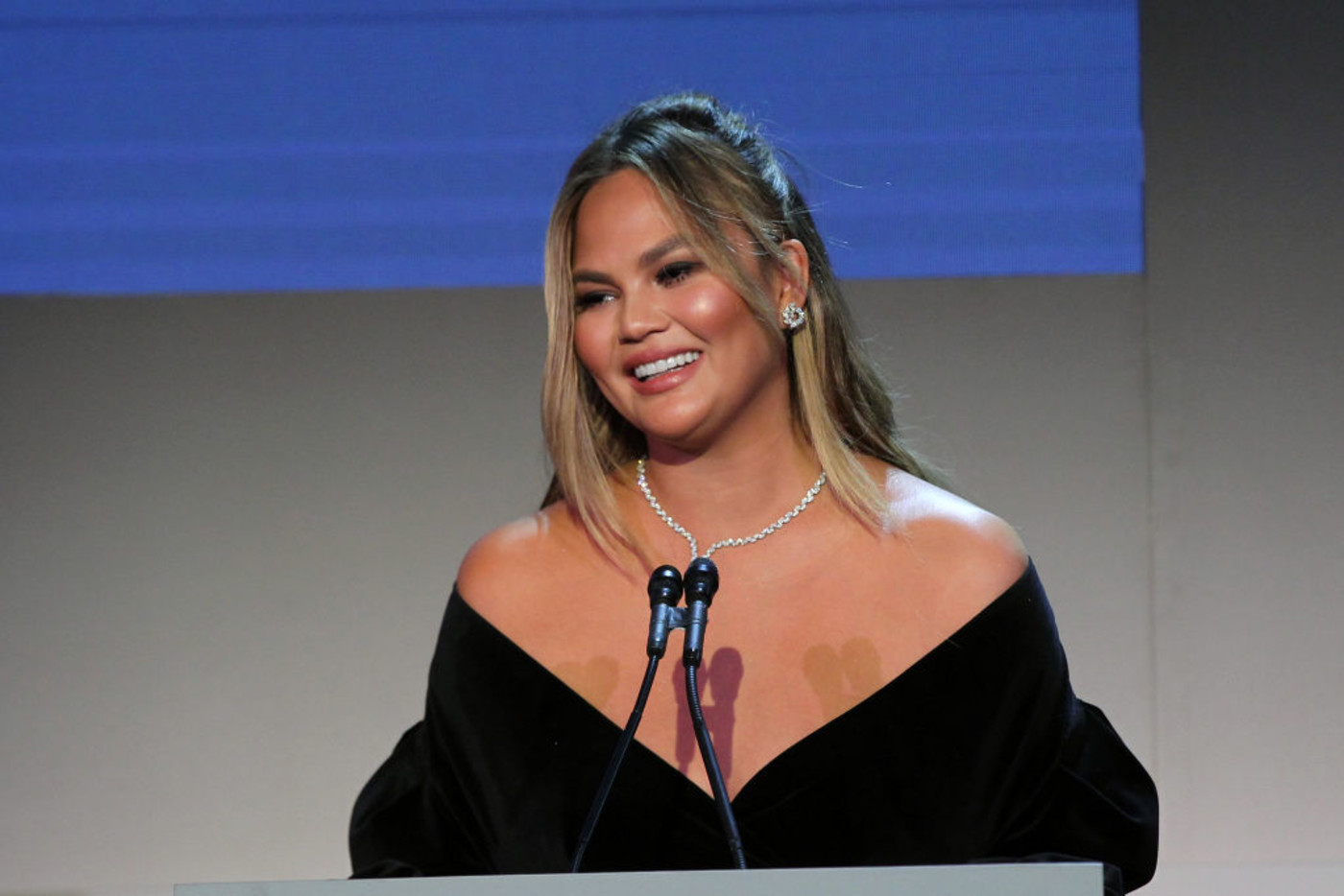 Chrissy Teigen Started 2019 Off By Running Into Leslie Jones Umbrella Complex