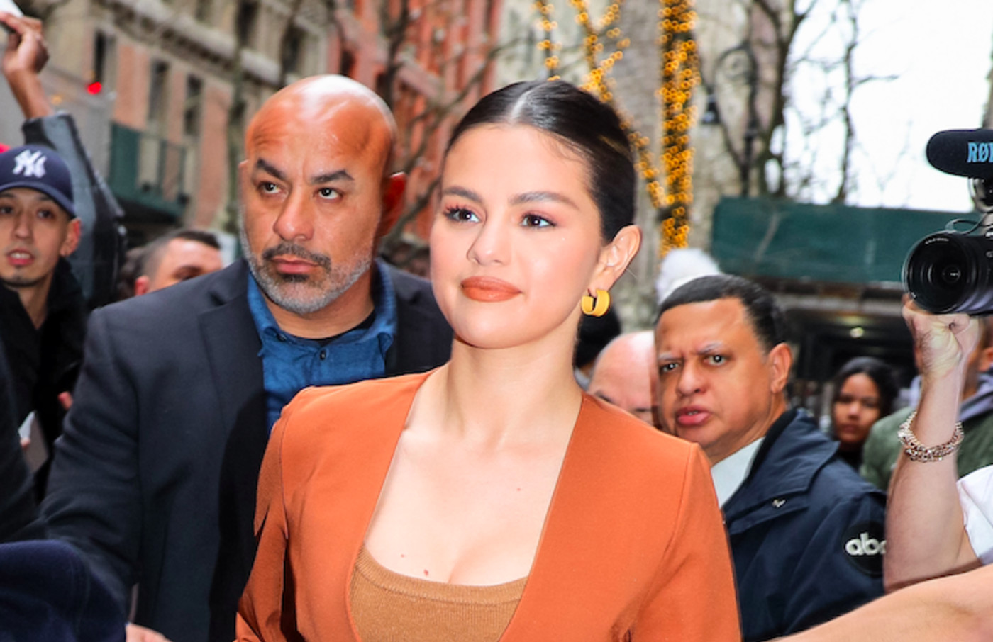 Selena Gomez Asks Fans To Help Her New Album Go No 1 As She And