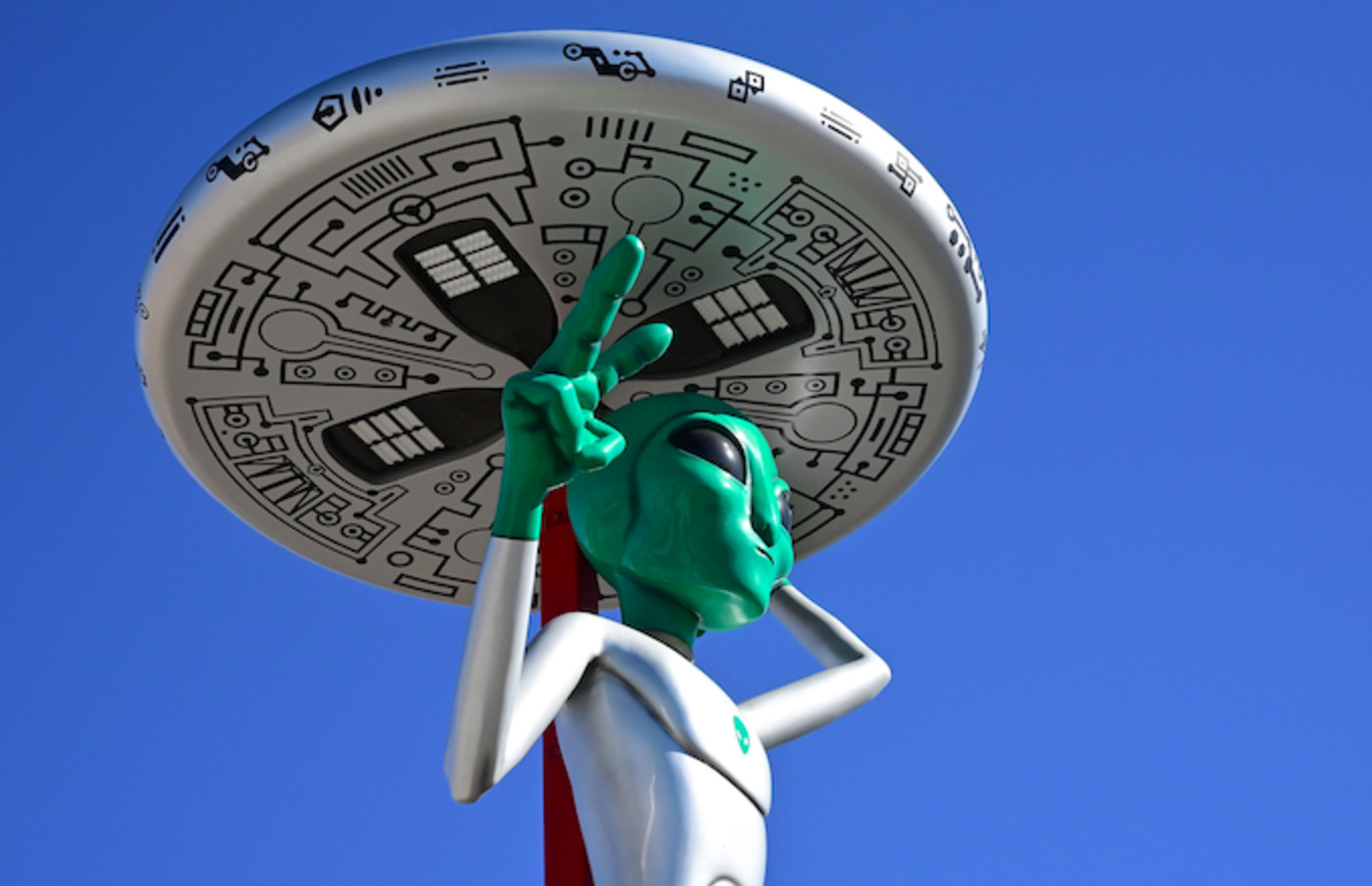 Nearly 500 000 People Have Pledged To Ambush Area 51 Lets See Them Aliens Complex