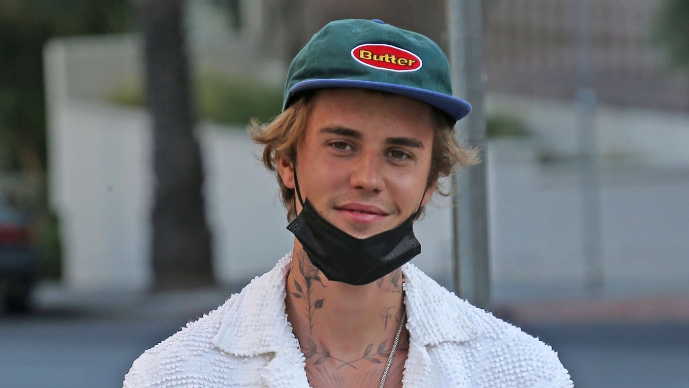 Watch Justin Bieber Perform "Lonely" and "Holy" on ...