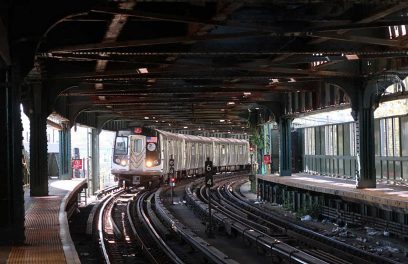 New York Dad Dies After Jumping In Front Of Train Holding 5 Year Old Daughter Complex
