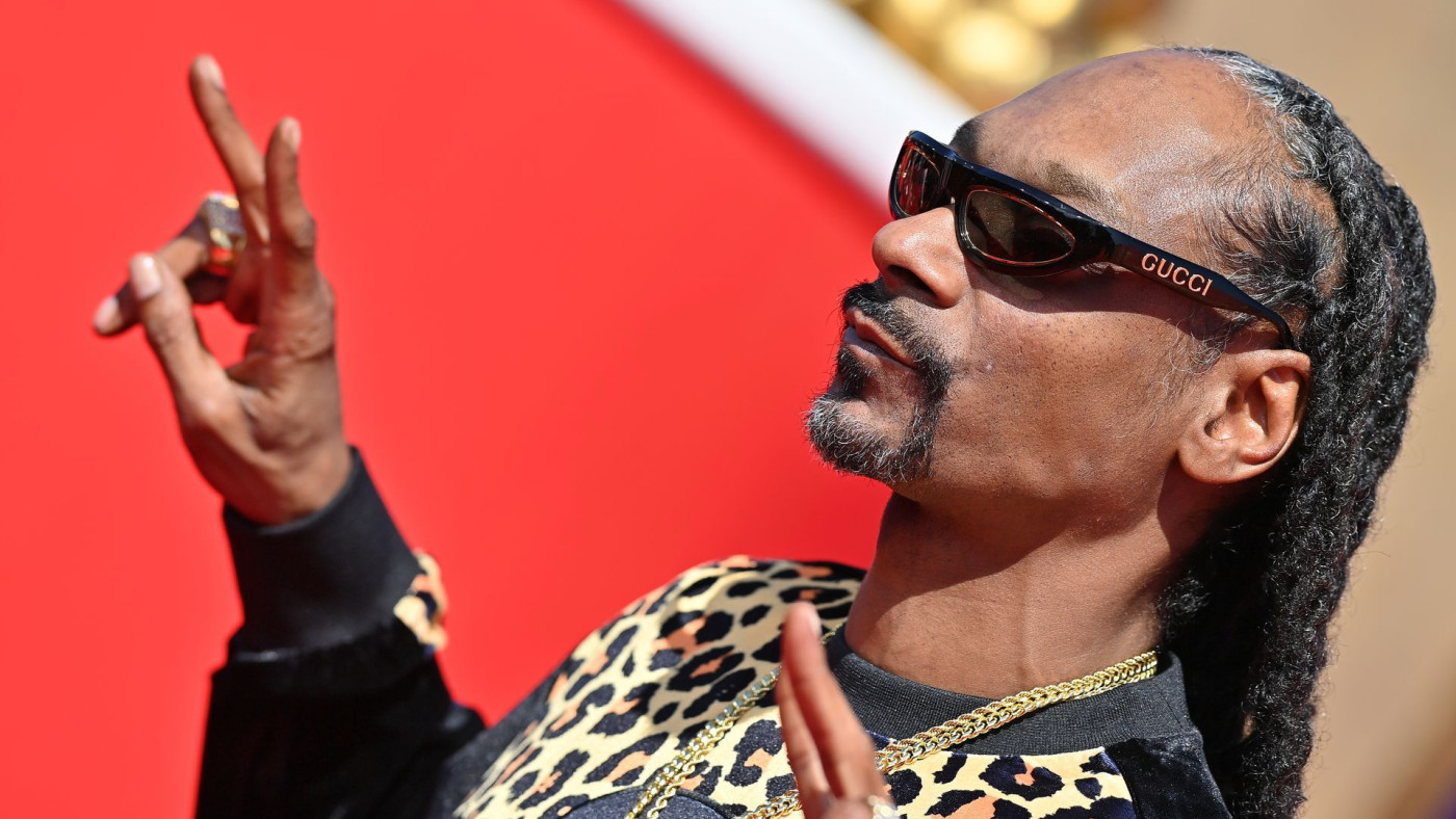 Snoop Dogg Gives His Full Time Blunt Roller a Raise Due to Inflation |  Complex