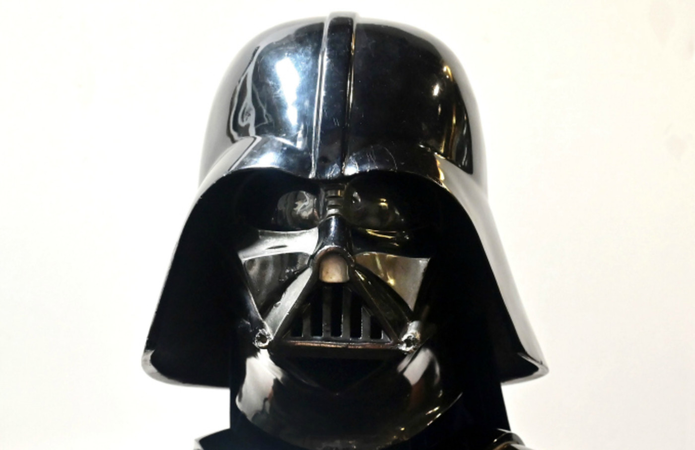 doos rietje school Darth Vader Helmet Worn in 'The Empire Strikes Back' Sold for $900K at  Auction | Complex