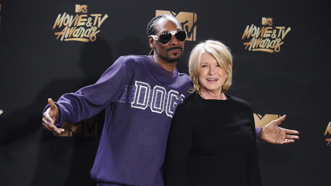 Snoop Dogg And Martha Stewart To Co Host 2021 Puppy Bowl Complex