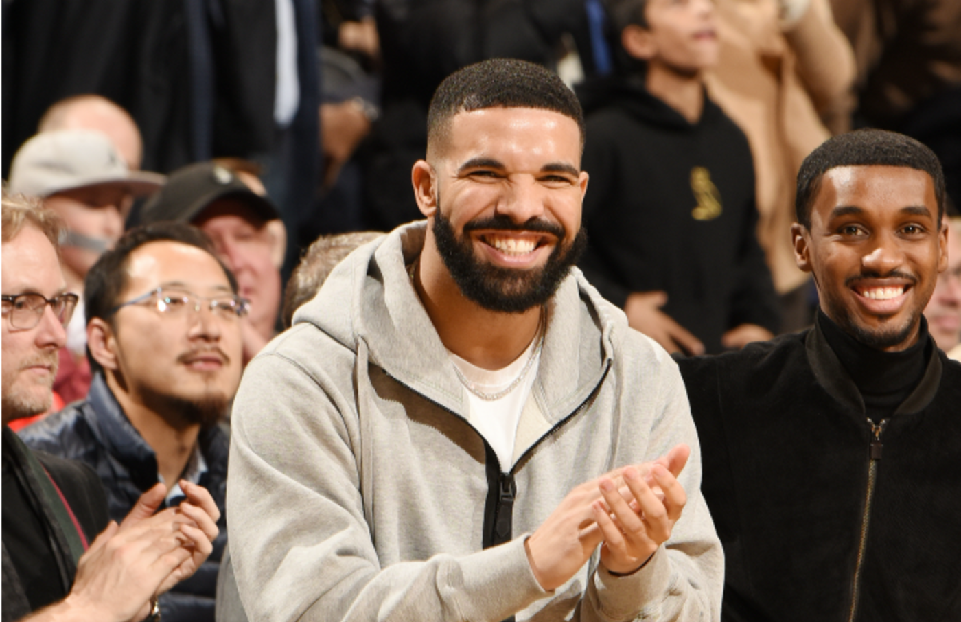 Drake Reacts To Fan S w Sign At London Concert Complex