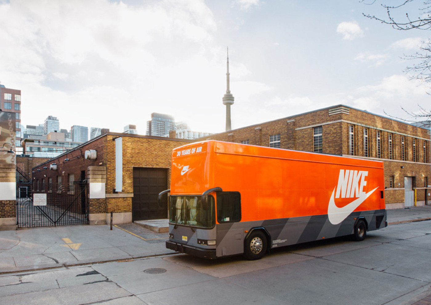 Luminancia Margaret Mitchell olvidadizo Keep your eyes open for the Nike Air Max Bus that is touring around Toronto  | Complex CA