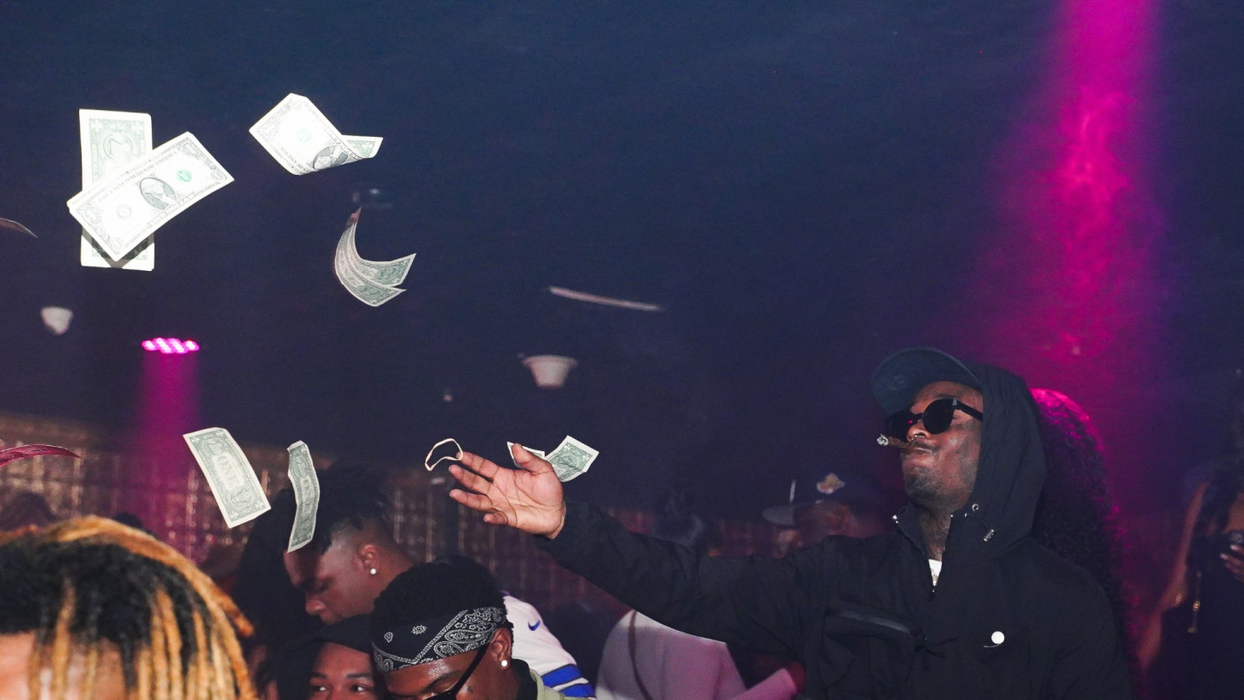 Lil Uzi Vert Appears To Have Gotten Diamond Embedded In Forehead Complex Apparently, lil uzi had just finished paying off the natural pink diamond, which is between 10 and 11 carats. lil uzi vert appears to have gotten