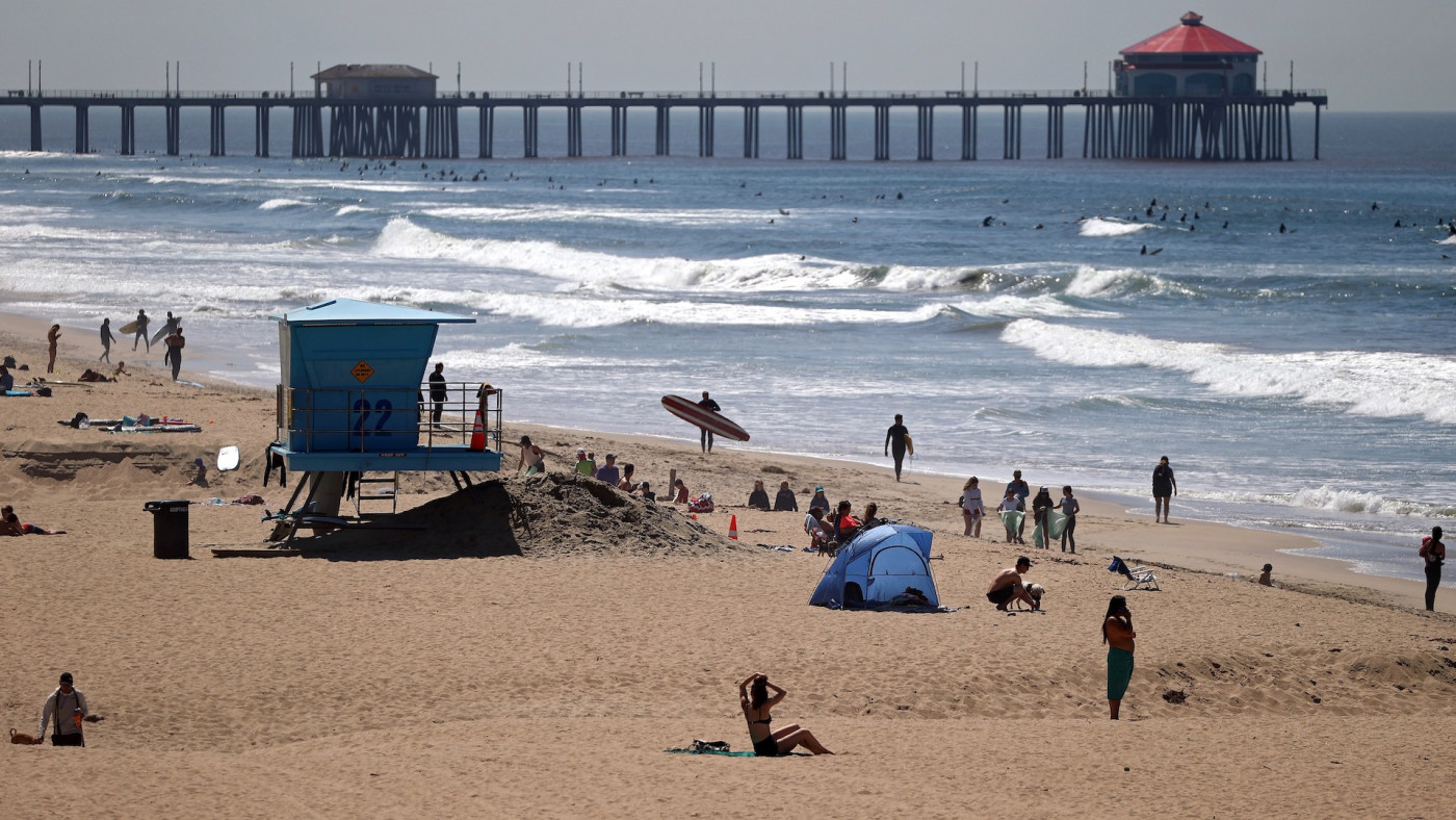 Thousands Flock To California Beaches Amid Covid 19 Crisis Complex